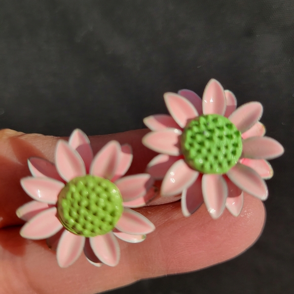 Vintage Pink Daisy Clip-On earrings ~ 1960s Mod ~ Flower Power~ Cute! - Picture 7 of 15